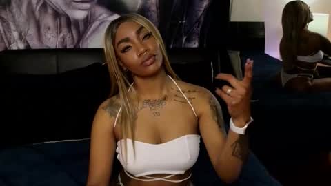 anyelii  online show from 11.11.25