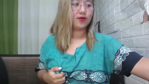 Snapshot of emely_slutxxx chatting on 01.14.25 Emely online show from 01.14.25