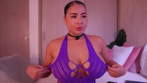 Snapshot of emiily_bell chatting on 12.16.25 online show from 12.16.25