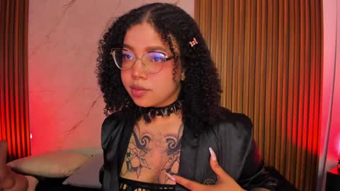 Snapshot of emiilycollins1 chatting on 01.11.25 online show from 01.11.25