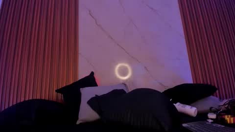 Snapshot of emiilycollins1 chatting on 12.18.25 online show from 12.18.25