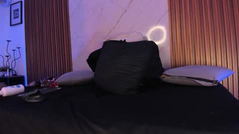 Snapshot of emiilycollins1 chatting on 12.20.25 online show from 12.20.25