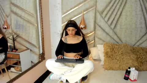 Snapshot of emiilymoss chatting on 02.27.26 Emy online show from 02.27.26