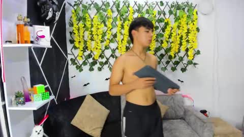 EMILI AND GIN online show from 12.04.24