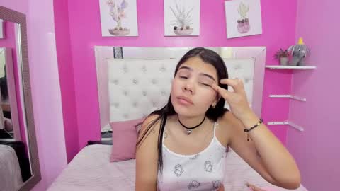 Snapshot of emily_beltonn chatting on 02.23.25              online show from 02.23.25