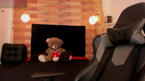 Snapshot of emily_brown04 chatting on 11.04.25 emily_brown04 online show from 11.04.25