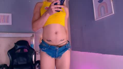 Snapshot of emily_castillo1_ chatting on 06.18.26 emily_castillo1_ online show from 06.18.26