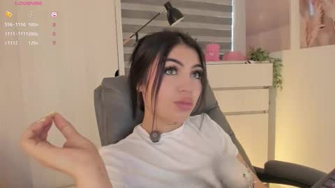 EmilyKenner  Independent model  online show from 11.03.25