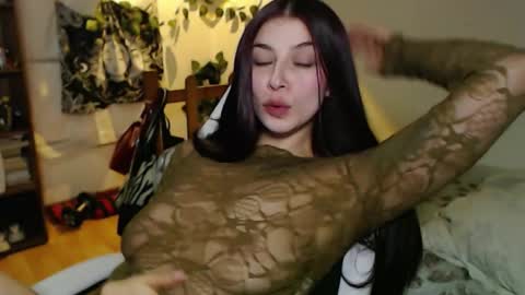 Snapshot of emily_mckey chatting on 10.03.25 Emily online show from 10.03.25