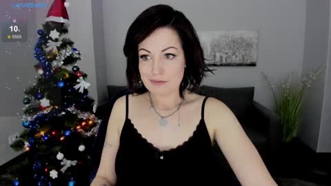 Snapshot of emily_midlton chatting on 12.28.24 Emily online show from 12.28.24