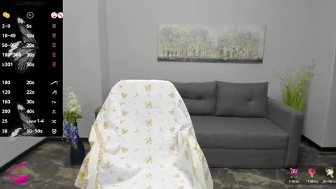 Snapshot of emily_midlton chatting on 10.08.25 Emily online show from 10.08.25