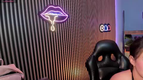 Snapshot of emily_roberts1 chatting on 12.04.25 Emily online show from 12.04.25