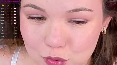 Snapshot of emilyart_ chatting on 11.08.25 artist Emily online show from 11.08.25