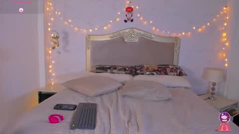 Snapshot of emilycastro_ chatting on 12.02.24 Emily online show from 12.02.24