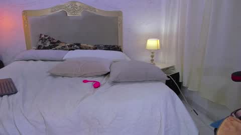 Snapshot of emilycastro_ chatting on 12.28.24 Emily online show from 12.28.24