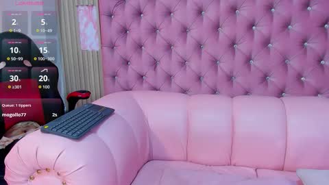 Snapshot of emilycastro_ chatting on 12.04.25 Emily online show from 12.04.25