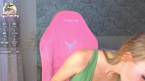 Snapshot of emilydancee chatting on 12.30.24 emilydancee online show from 12.30.24