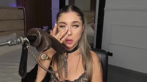 Emily Hendrix online show from 03.08.25