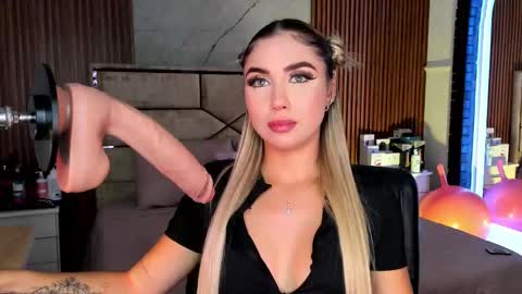 Emily Hendrix online show from 09.26.25