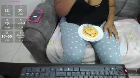 Snapshot of emilyhines__ chatting on 12.01.25 Emilyhines online show from 12.01.25