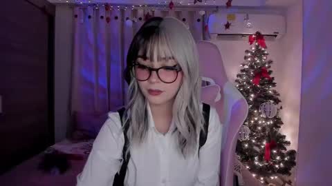 Snapshot of emilyrosss_ chatting on 12.28.24 EMILY online show from 12.28.24