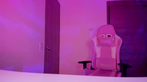 Snapshot of emilyrosss_ chatting on 03.08.25 EMILY online show from 03.08.25