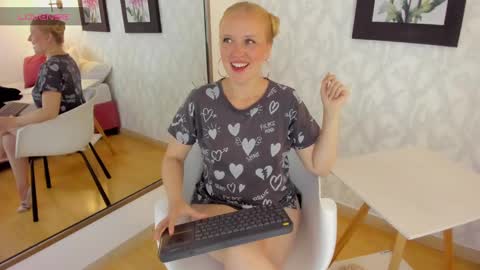 Snapshot of emilysumer chatting on 01.27.25 Summer 3 online show from 01.27.25