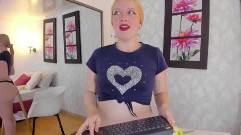 Snapshot of emilysumer chatting on 03.08.25 Summer 3 online show from 03.08.25