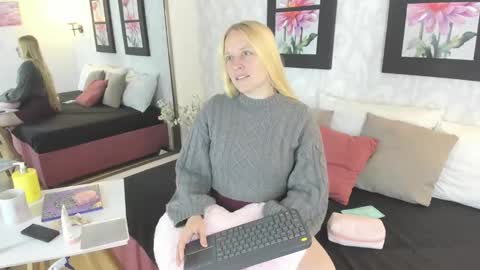 Snapshot of emilysumer chatting on 09.28.25 Summer 3 online show from 09.28.25