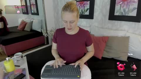 Snapshot of emilysumer chatting on 10.02.25 Summer 3 online show from 10.02.25