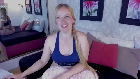 Snapshot of emilysumer chatting on 11.17.25 Summer 3 online show from 11.17.25