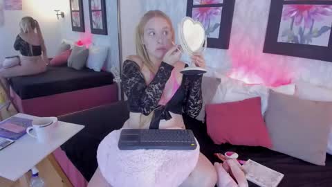 Snapshot of emilysumer chatting on 11.29.25 Summer 3 online show from 11.29.25