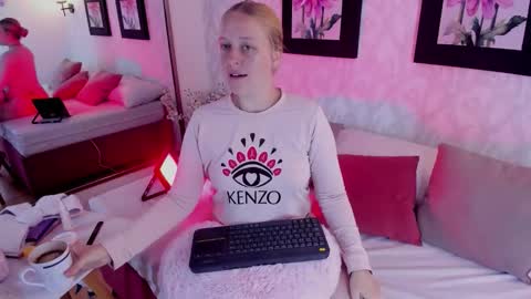 Snapshot of emilysumer chatting on 12.05.25 Summer 3 online show from 12.05.25