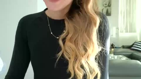 Snapshot of emilyy_miller chatting on 10.23.25 emilly online show from 10.23.25