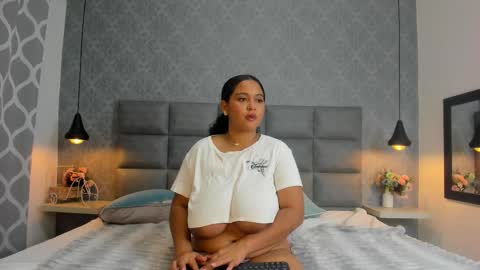 Snapshot of emilyy_r chatting on 11.13.25 emilyy_r online show from 11.13.25