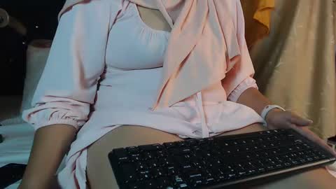 Snapshot of emira199 chatting on 02.18.25 emira199 online show from 02.18.25