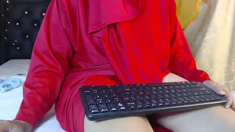 Snapshot of emira199 chatting on 02.19.25 emira199 online show from 02.19.25