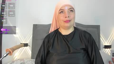 Snapshot of emira199 chatting on 10.10.25 emira199 online show from 10.10.25