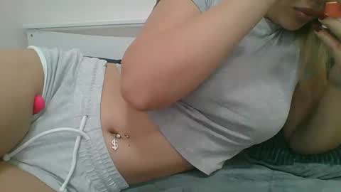 Snapshot of emma_991 chatting on 11.23.25 emma_991 online show from 11.23.25