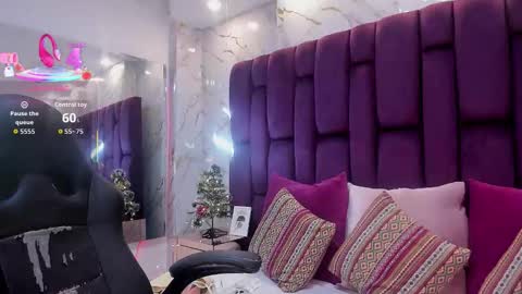 Snapshot of emma_carterr1 chatting on 11.30.25 pau online show from 11.30.25