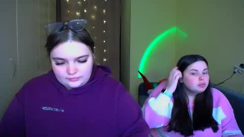 Snapshot of emma_dorn chatting on 12.14.25 Eva online show from 12.14.25