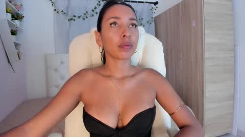 Snapshot of emma_lorense chatting on 11.18.25 Emma online show from 11.18.25