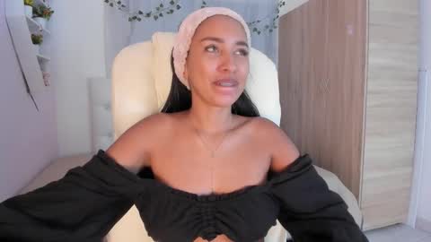 Snapshot of emma_lorense chatting on 11.19.25 Emma online show from 11.19.25