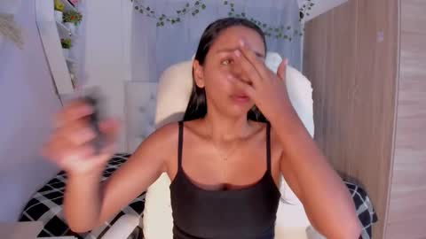 Snapshot of emma_lorense chatting on 12.01.25 Emma online show from 12.01.25