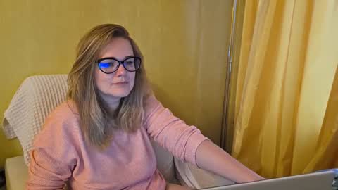 Snapshot of emma_misty_ chatting on 10.13.25 emma_misty_ online show from 10.13.25