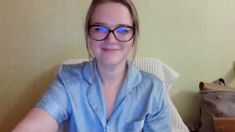 Snapshot of emma_misty_ chatting on 10.18.25 emma_misty_ online show from 10.18.25
