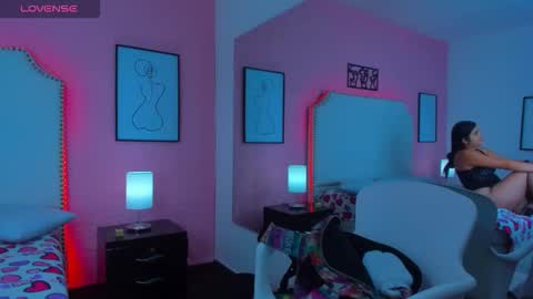 Snapshot of emma_whitee_ chatting on 11.10.25 emma_whitee_ online show from 11.10.25