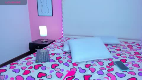 Snapshot of emma_whitee_ chatting on 11.11.25 emma_whitee_ online show from 11.11.25