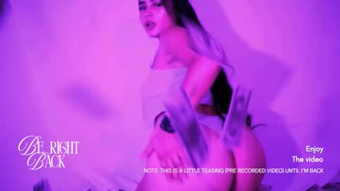 Snapshot of emma_whitee_ chatting on 11.25.25 emma_whitee_ online show from 11.25.25