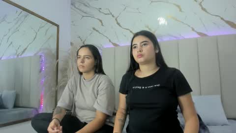 Snapshot of emma_whitee_ chatting on 11.30.25 emma_whitee_ online show from 11.30.25